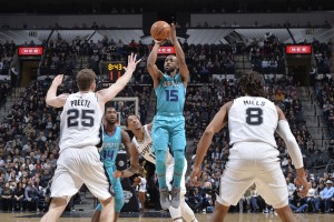  马刺战胜活塞终结十九连败  