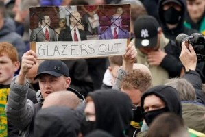  曼联球迷倒戈抗议管理层，要求格雷泽家族出售股权  
