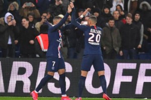  法甲赛季收官巴黎卫冕成功捧杯  